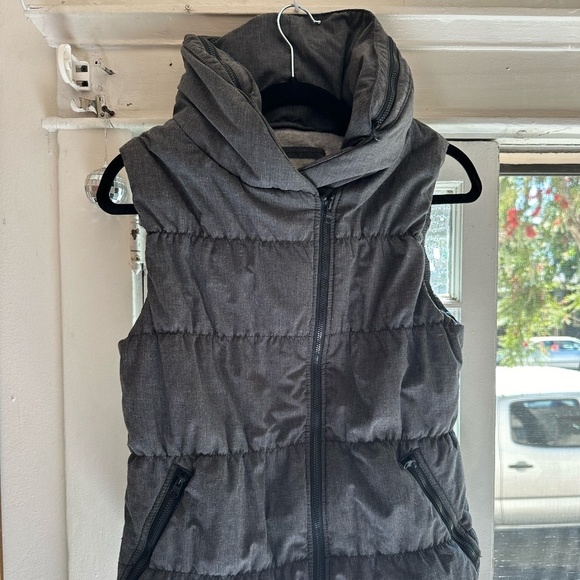 Bench Puffer Vest with Packable Hood XS - Picture 4 of 12